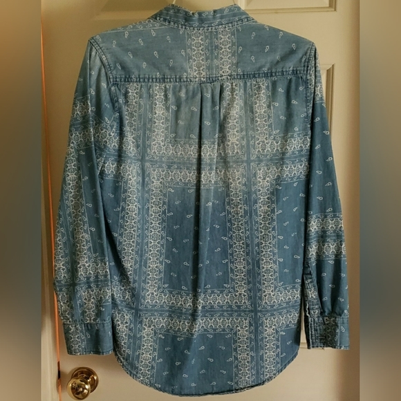 MOSSIMO SUPPLY COMPANY WOMEN'S BOYFRIEND FIT DENIM LIGHT WASHED SHIRT IN SIZE S - Picture 2 of 3